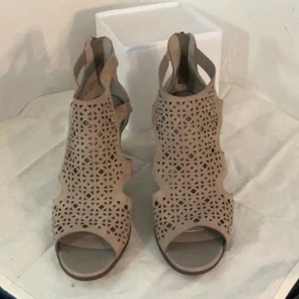 Rockport Totalmotion Trutech Suede Laser Cut Ankle Booties, 9.5, Beige, NWOB - Picture 2 of 9